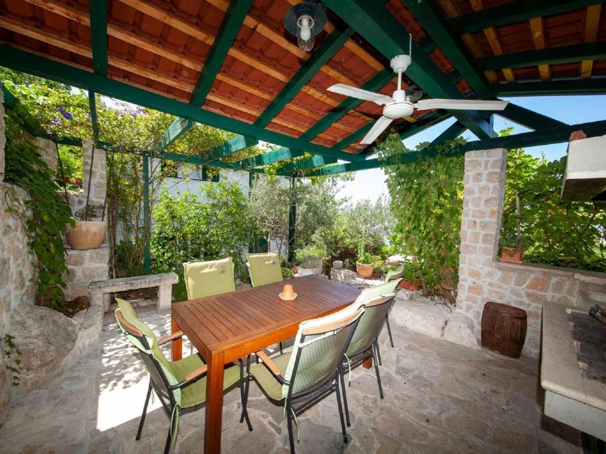 Luxurious Holiday Home In Makarska With Jacuzzi ภายนอก รูปภาพ