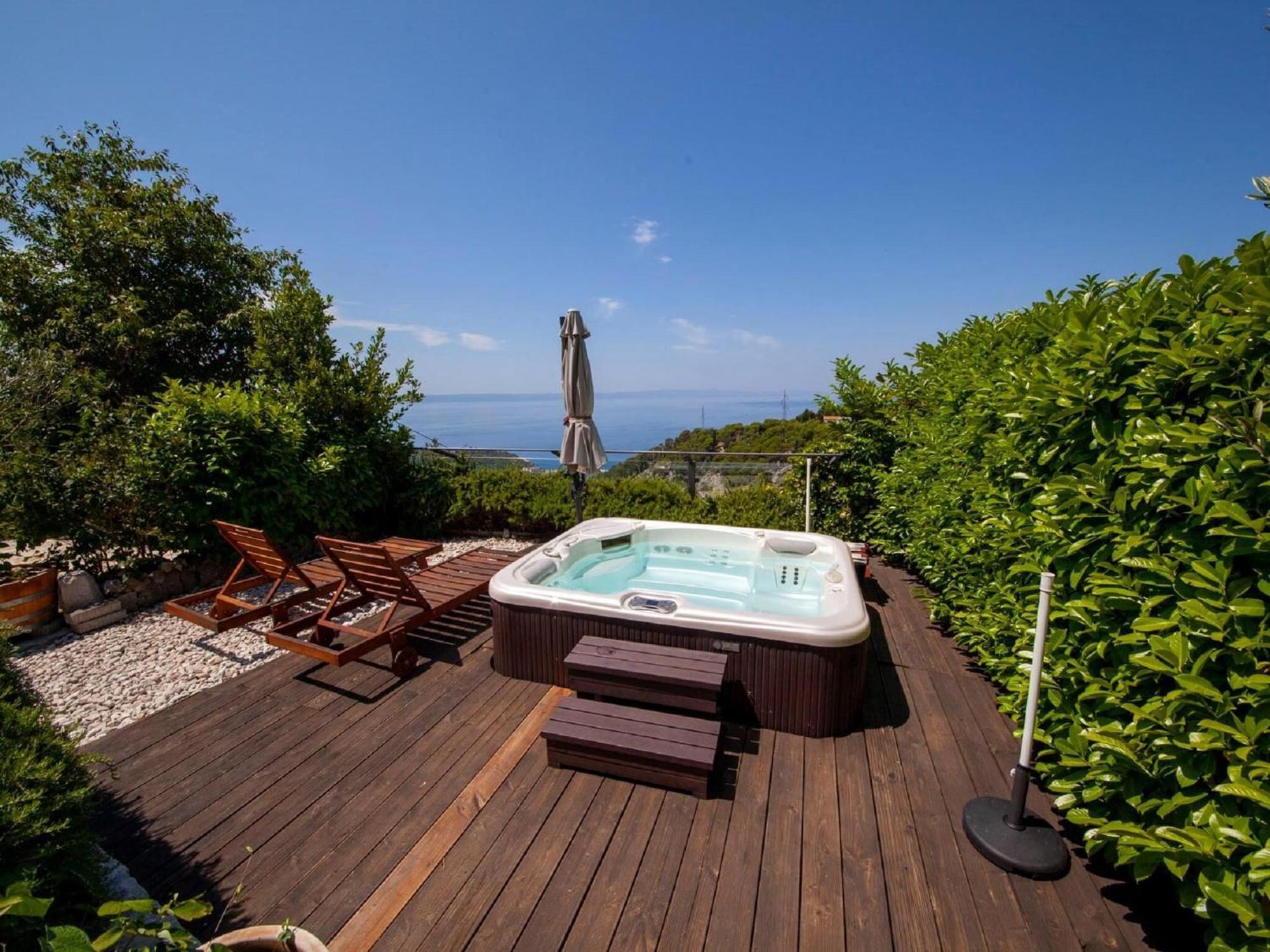 Luxurious Holiday Home In Makarska With Jacuzzi ภายนอก รูปภาพ