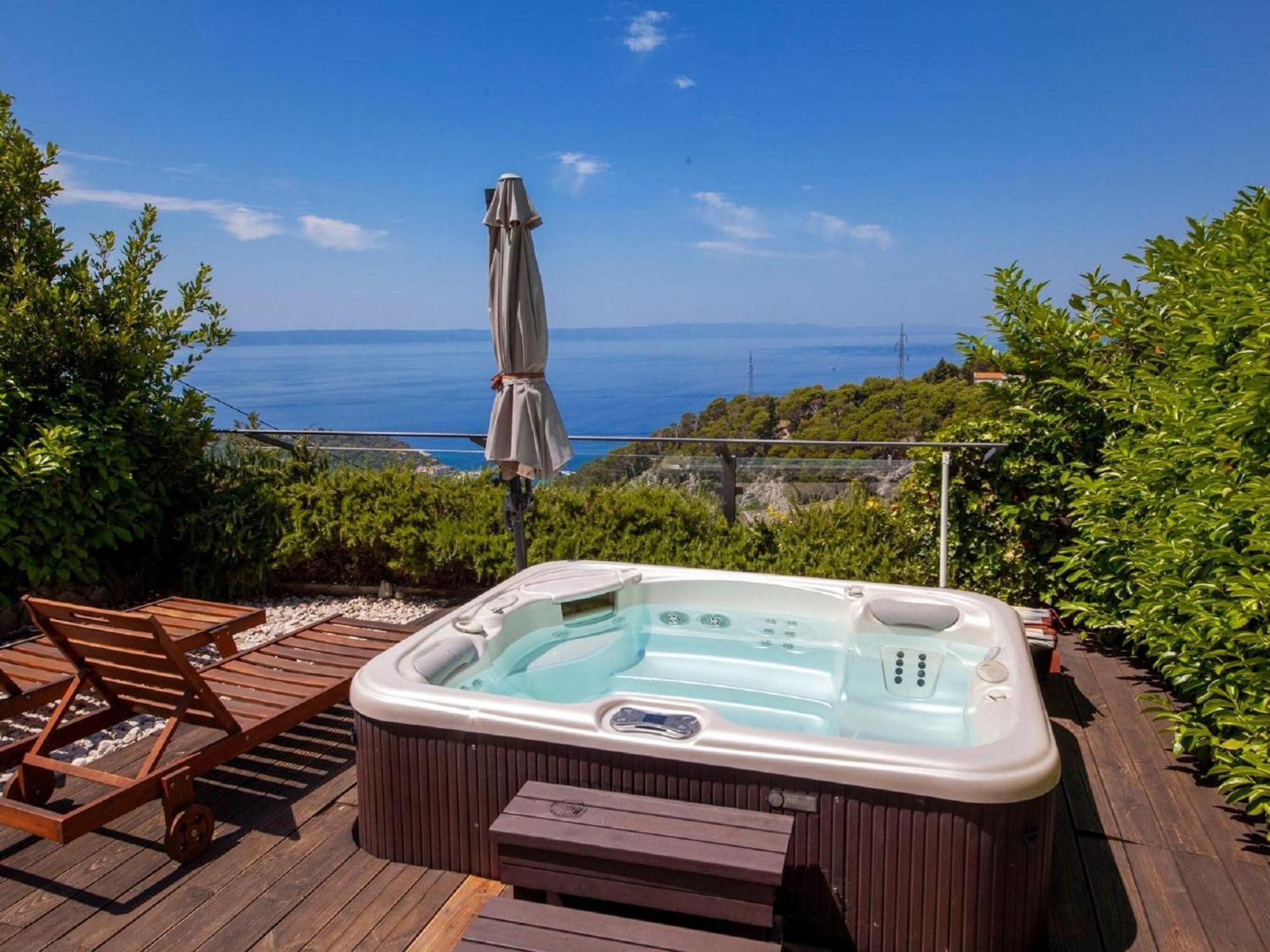 Luxurious Holiday Home In Makarska With Jacuzzi ภายนอก รูปภาพ