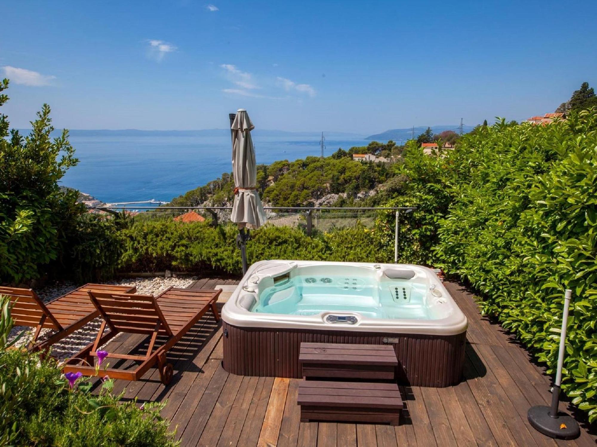 Luxurious Holiday Home In Makarska With Jacuzzi ภายนอก รูปภาพ