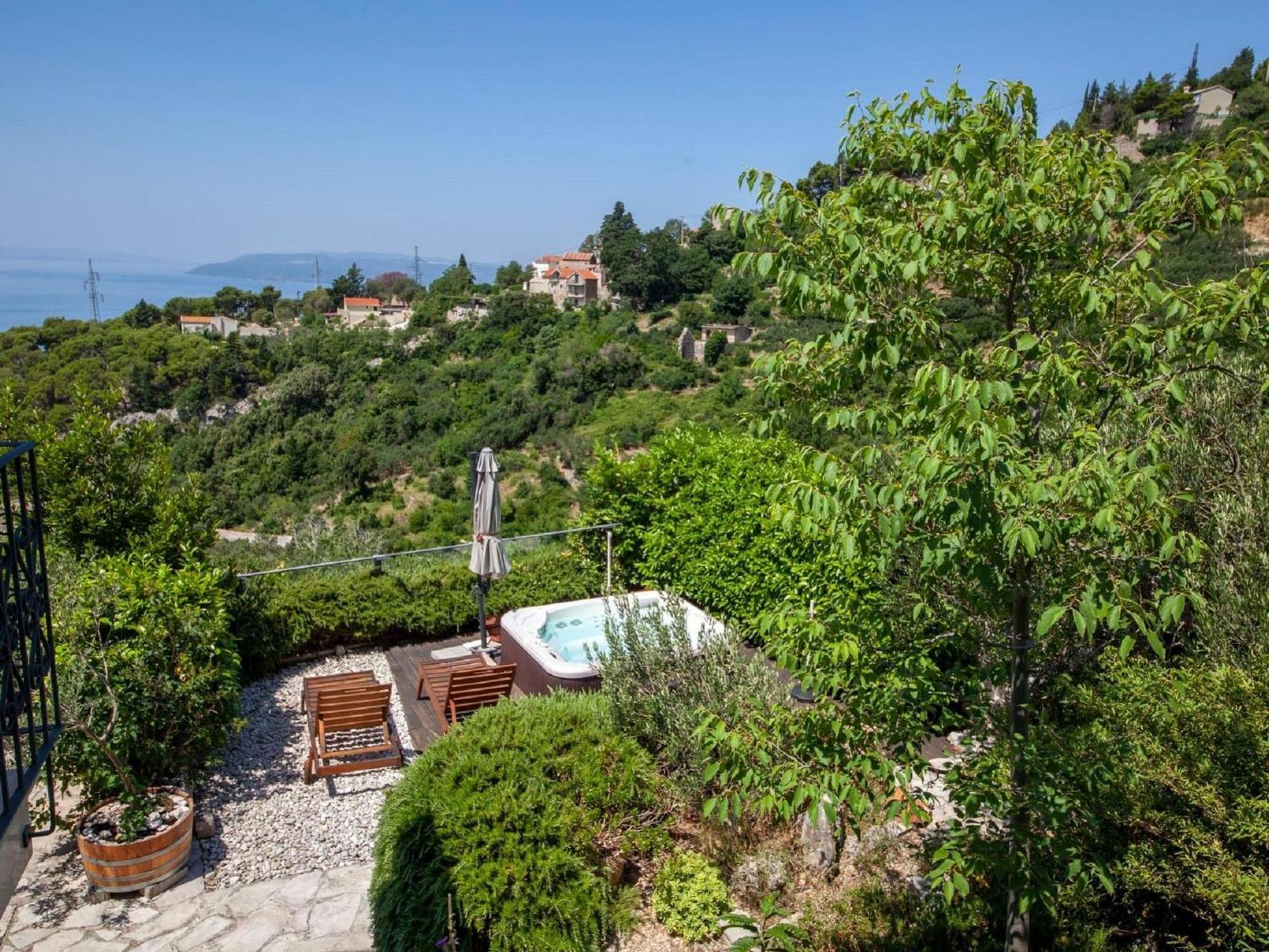 Luxurious Holiday Home In Makarska With Jacuzzi ภายนอก รูปภาพ