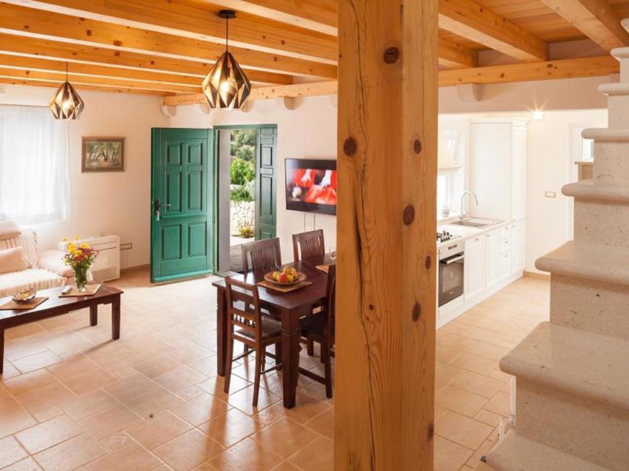Luxurious Holiday Home In Makarska With Jacuzzi ภายนอก รูปภาพ