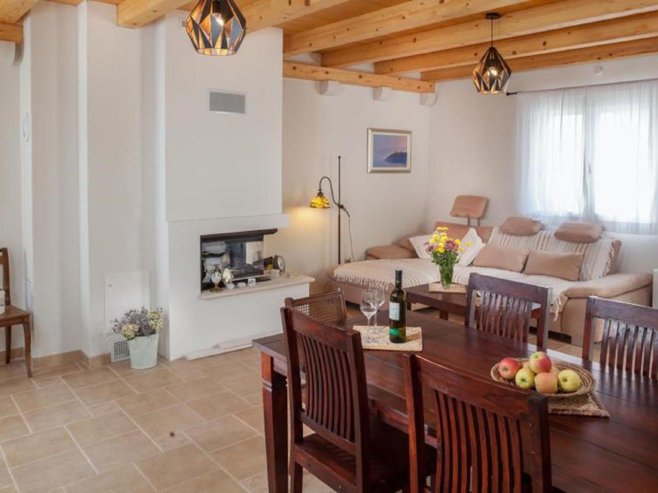 Luxurious Holiday Home In Makarska With Jacuzzi ภายนอก รูปภาพ